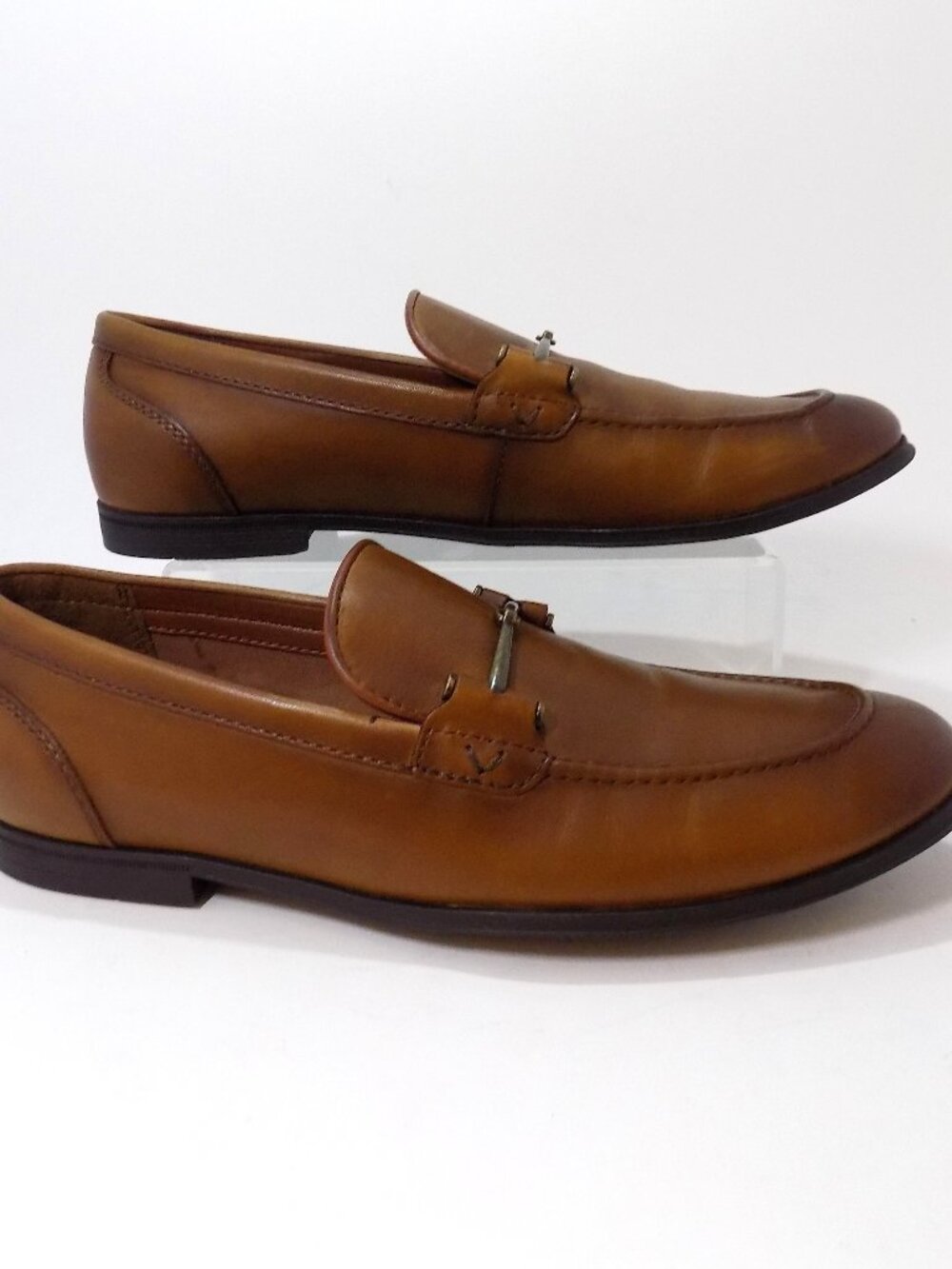 The Vince Camuto Immon Leather Loafer Shoe in men's size 8 is a stylish and high